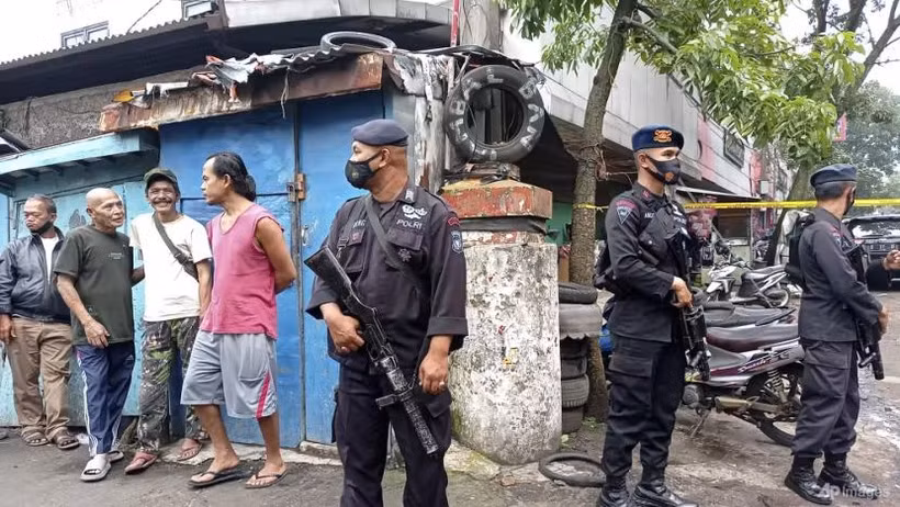 Cảnh sát đứng bảo vệ khu vực gần đồn cảnh sát bị tấn công ngày 7/12/2022, tại tỉnh Tây Java. (Ảnh: AP)