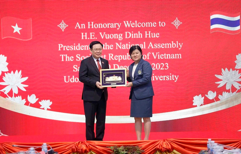 Chủ tịch Quốc hội Vương Đình Huệ tặng quà lưu niệm Đại học Hoàng gia Rajabhat Udon Thani. (Ảnh: TTXVN)