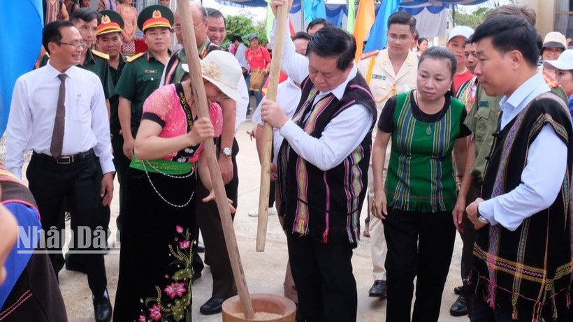 Đồng chí Nguyễn Trọng Nghĩa cùng giã gạo với đồng bào tại ngày hội Toàn dân bảo vệ an ninh Tổ quốc năm 2023 ở Bình Phước.