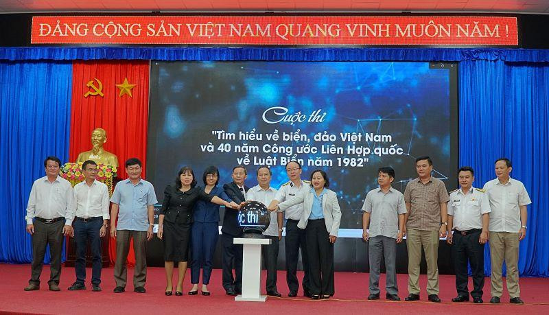 Lãnh đạo tỉnh Gia Lai và Công ty Tân Cảng Sài Gòn bấm nút phát động Ccuộc thi "Tìm hiểu biển, đảo Việt Nam và 40 năm Công ước Liên hợp quốc về Luật biển năm 1982".