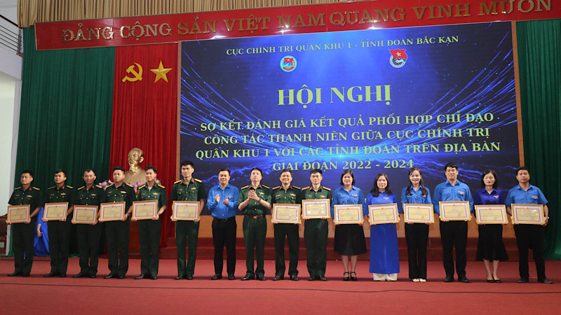 Trao bằng khen tặng các tập thể, cá nhân có thành tích xuất sắc. Ảnh: TUẤN SƠN