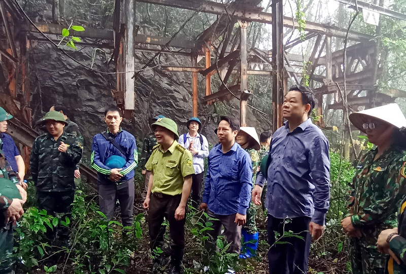 Lãnh đạo tỉnh Bắc Kạn khảo sát tiềm năng du lịch tại hệ thống cáp tời quặng có từ thời Pháp thuộc trong Khu bảo tồn. Ảnh: ĐĂNG BÁCH