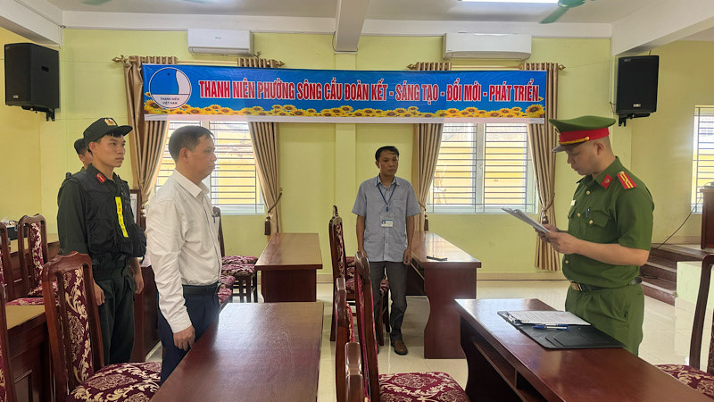 Cơ quan Cảnh sát điều tra tống đạt quyết định bắt tạm giam đối với Nông Xuân Bính. (Ảnh: CTV)