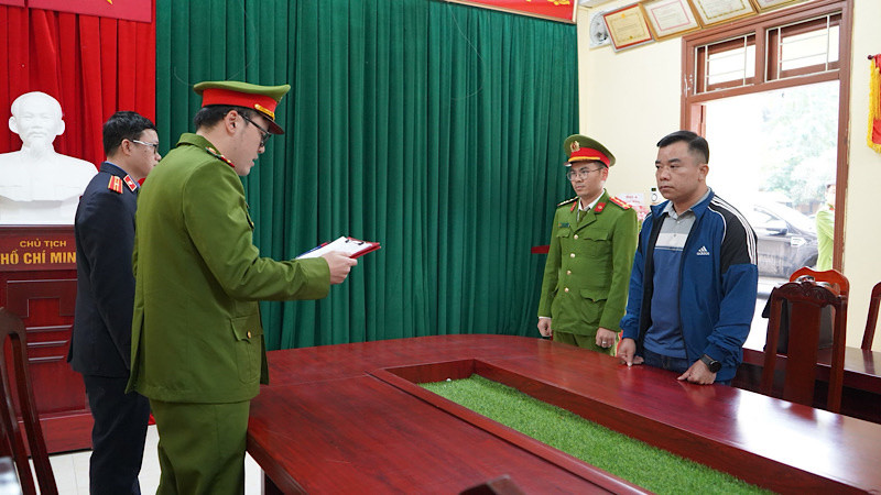 Cơ quan Cảnh sát điều tra tống đạt quyết định khởi tố bị can và bắt tạm giam đối tượng Cao Sinh Sáu. Ảnh: NGỌC ÁNH