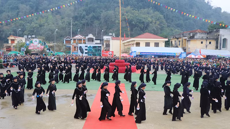 Trình diễn múa bát với sự tham gia của 200 diễn viên. Ảnh: TUẤN SƠN