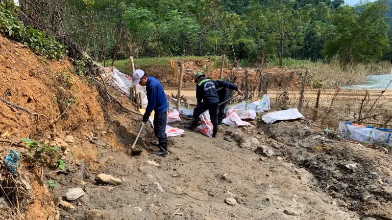 Công nhân công ty thu gom bùn thải chảy ra môi trường. (Ảnh: NGUYỄN HOÀNG)