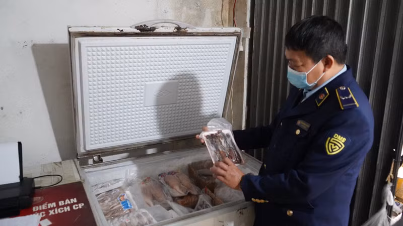 Một trong số những thực phẩm đông lạnh không rõ nguồn gốc bị tạm giữ. (Ảnh: NGỌC ÁNH)