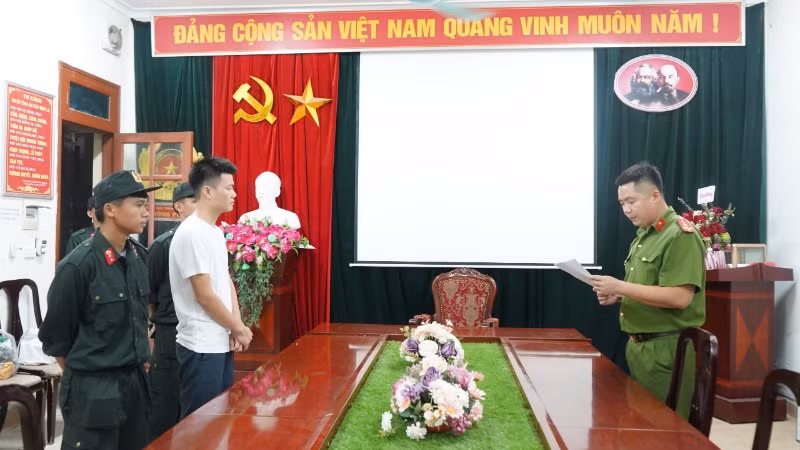 Cơ quan cảnh sát điều tra thi hành lệnh tạm giữ đối với Nguyễn Văn Hậu. (Ảnh: THÙY DƯƠNG)