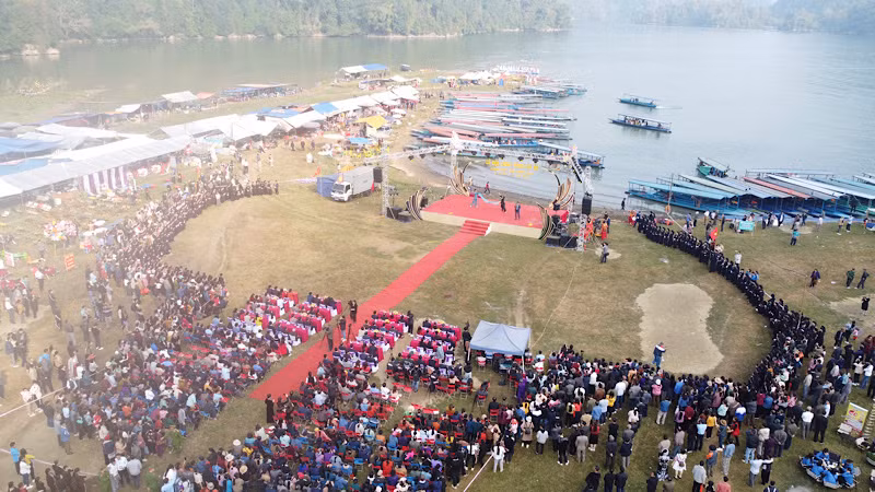 Lễ hội diễn ra ở bãi bồi ven hồ Ba Bể. Ảnh: TUẤN SƠN