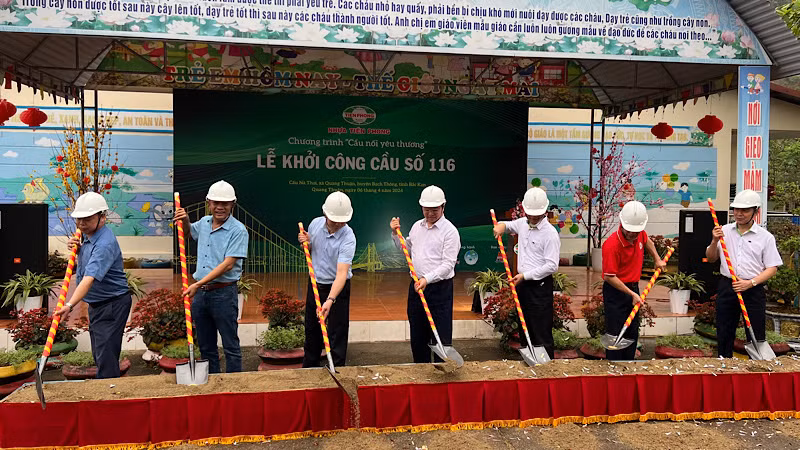 Các đại biểu thực hiện nghi thức khởi công công trình. Ảnh: TUẤN SƠN