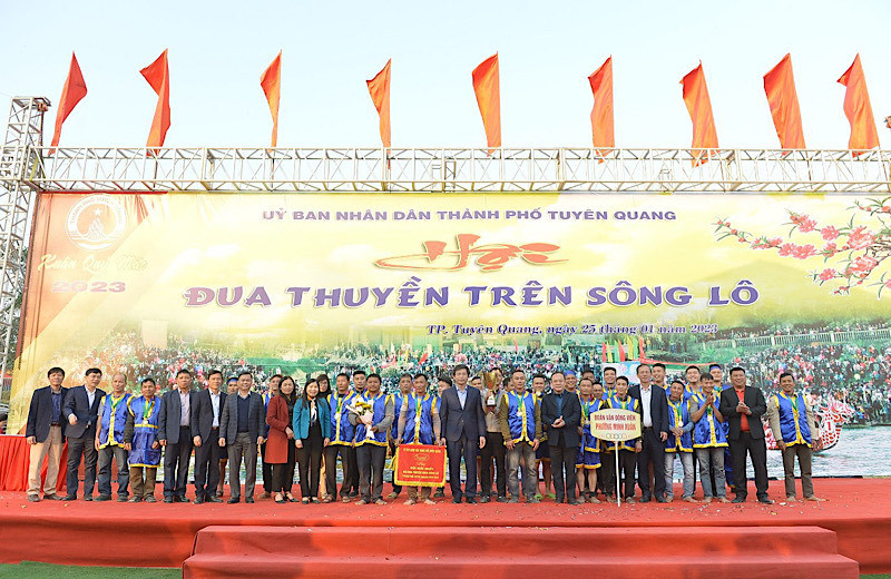 Ban Tổ chức trao giải cho các đội Nhất, Nhì, Ba.