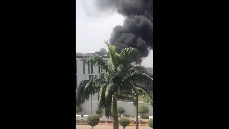Ảnh chụp màn hình video ghi lại cảnh khói đen bốc lên từ Đại sứ quán Canada ở Nigeria, ngày 6/11/2023. Nguồn: CBC
