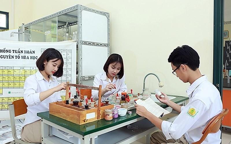 Trường THPT Phan Huy Chú, quận Đống Đa (Hà Nội) là một trong những trường chuyển sang tự chủ tài chính thành công. (Trong ảnh: Giờ thực hành của học sinh Trường THPT Phan Huy Chú.) (Ảnh: HÀ THU)
