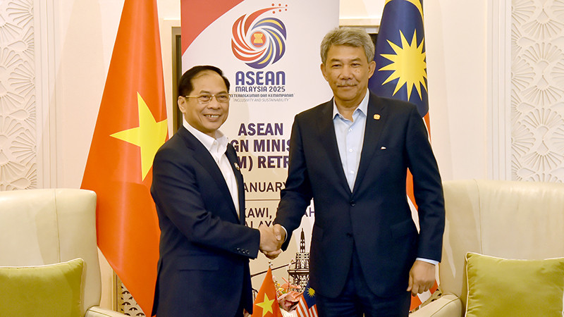 Phó Thủ tướng, Bộ trưởng Ngoại giao Bùi Thanh Sơn gặp Bộ trưởng Ngoại giao Malaysia Dato’ Seri Utama Haji Mohamad Bin Haji Hasan. Ảnh: Bộ Ngoại giao Việt Nam