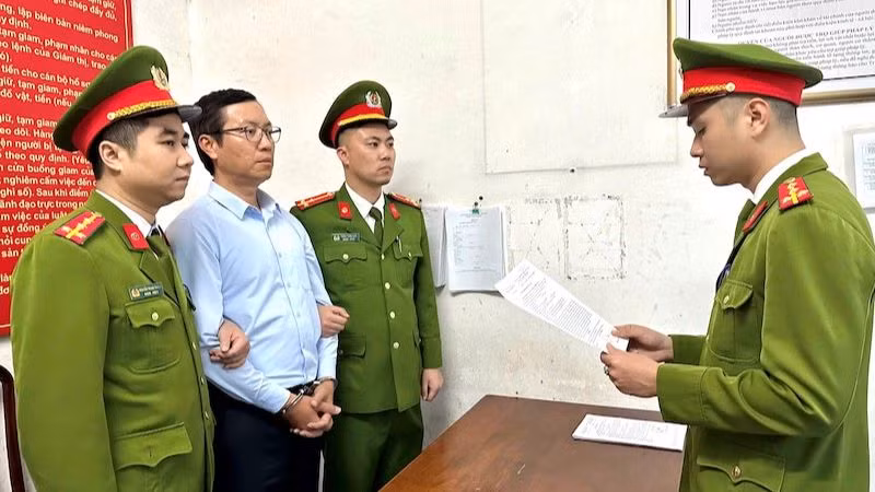 Cơ quan Cảnh sát điều tra, Công an tỉnh Quảng Ninh tống đạt các quyết định đối với Hoàng Anh Đức.