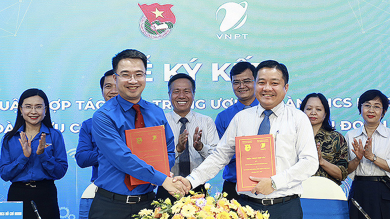 Đại diện Trung ương Đoàn và Tập đoàn VNPT trao biên bản ký kết tại buổi lễ.