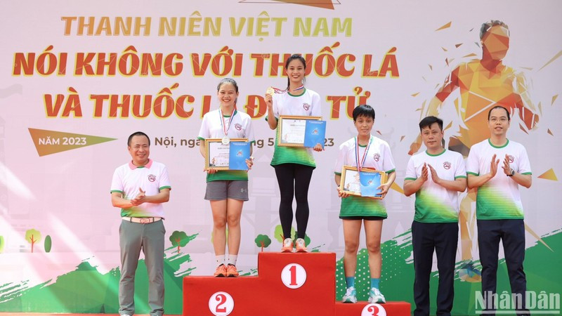 Trao giải tặng đoàn viên, thanh niên xuất sắc tham gia Giải chạy Marathon.