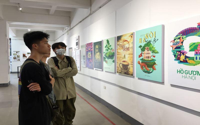 Các bạn trẻ tham quan những tác phẩm đầu tiên hưởng ứng cuộc thi “Hà Nội sáng tạo”.