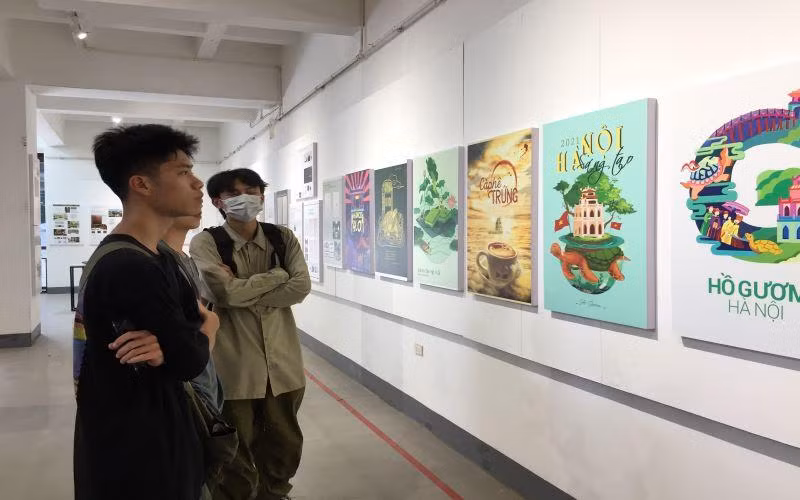 Các bạn trẻ tham quan những tác phẩm đầu tiên hưởng ứng cuộc thi “Hà Nội sáng tạo”.