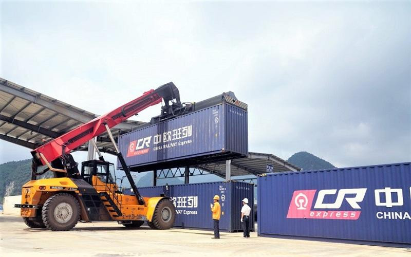 Xuất nhập khẩu hàng hóa qua tuyến đường sắt kết nối Trung Quốc với châu Âu. (Ảnh: People.com.cn)