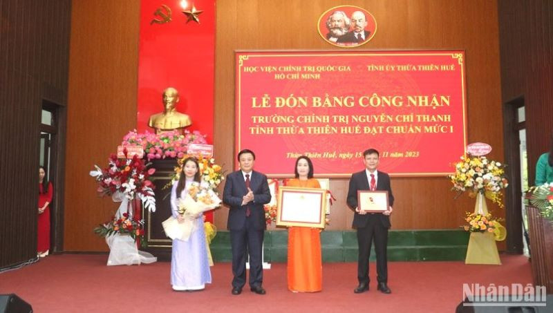 Giám đốc Học viện Chính trị Quốc gia Hồ Chí Minh Nguyễn Xuân Thắng trao Bằng và biểu trưng công nhận đạt chuẩn mức 1 cho Trường Chính trị Nguyễn Chí Thanh.