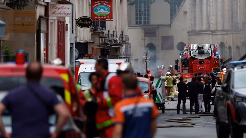 Khoảng 70 xe chữa cháy và hơn 300 lính cứu hỏa đã được huy động tới hiện trường. (Ảnh: Reuters)