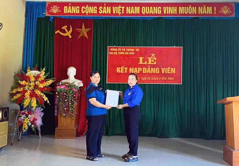 Lễ kết nạp đảng viên ở chi bộ thôn Nà Dầu, Đảng bộ xã Trung Hà (huyện Chiêm Hóa, Tuyên Quang).