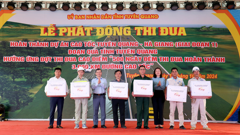 Lãnh đạo tỉnh Tuyên Quang tặng quà cho đại diện các đơn vị thi công.
