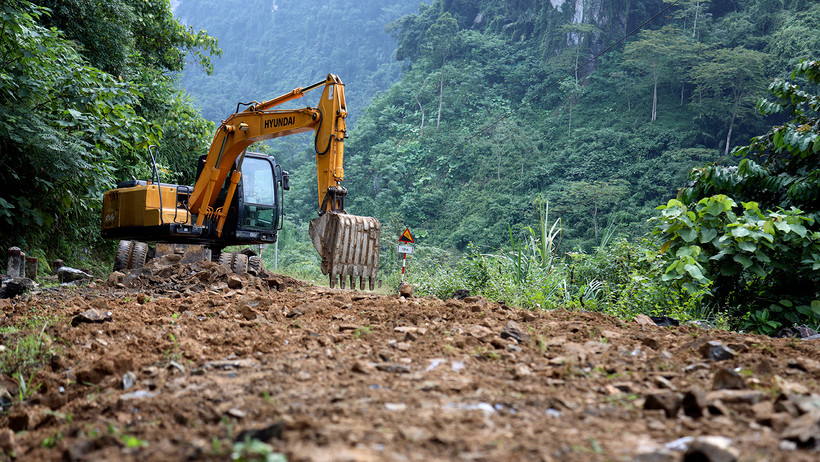 Ban Quản lý Dự án đầu tư xây dựng huyện Lâm Bình huy động máy xúc san gạt các điểm xói lở trên tuyến đường.