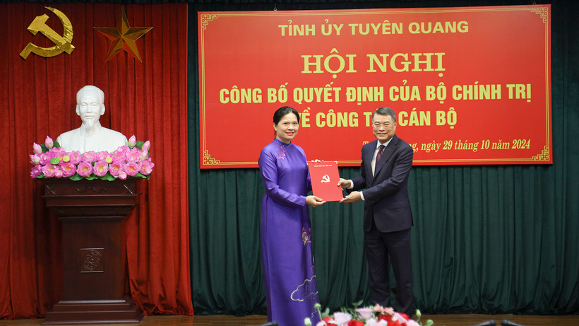 Đồng chí Lê Minh Hưng, Ủy viên Bộ Chính trị, Bí thư Trung ương Đảng trao quyết định của Bộ Chính trị phân công đồng chí Hà Thị Nga giữ chức vụ Bí thư Tỉnh ủy Tuyên Quang.