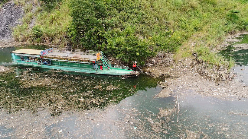 Lượng rác đổ về hồ thủy điện Tuyên Quang là rất lớn.