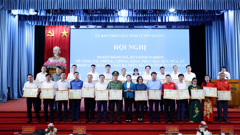 Tặng bằng khen cho các tập thể và cá nhân đã có thành tích xuất sắc đột xuất trong công tác phòng chống bão, lụt năm 2024 trên địa bàn tỉnh. 