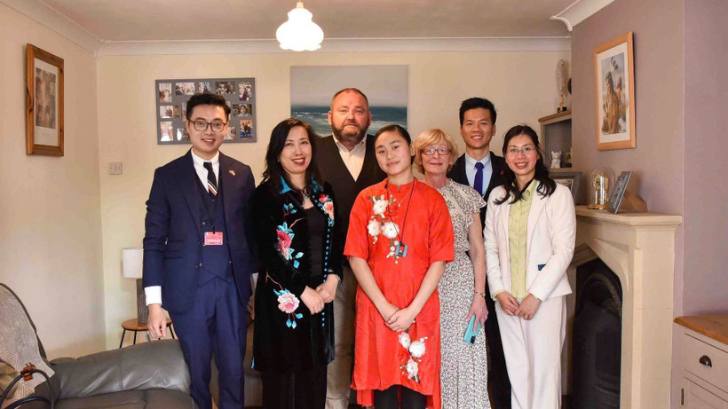 Thứ trưởng Ngoại giao, Chủ nhiệm Ủy ban Nhà nước về người Việt Nam ở nước ngoài Lê Thị Thu Hằng đến thăm gia đình ông bà Eamon McMullen. (Ảnh: Bộ Ngoại giao)