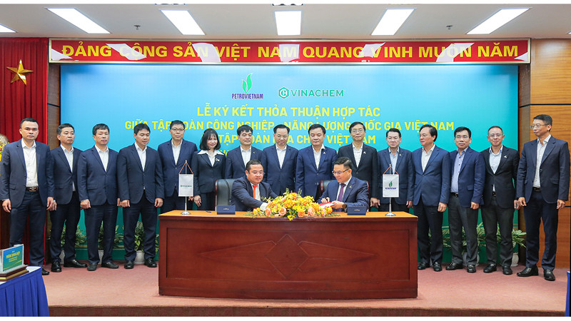 Petrovietnam và Vinachem ký hợp tác toàn diện tận dụng thế mạnh riêng mỗi bên và tạo hiệu ứng cộng hưởng, nâng cao hiệu quả hoạt động sản xuất kinh doanh.