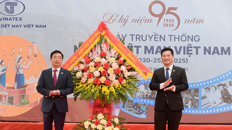 Đại diện lãnh đạo tỉnh Nam Định tặng hoa chúc mừng Ngày truyền thống ngành dệt may Việt Nam.
