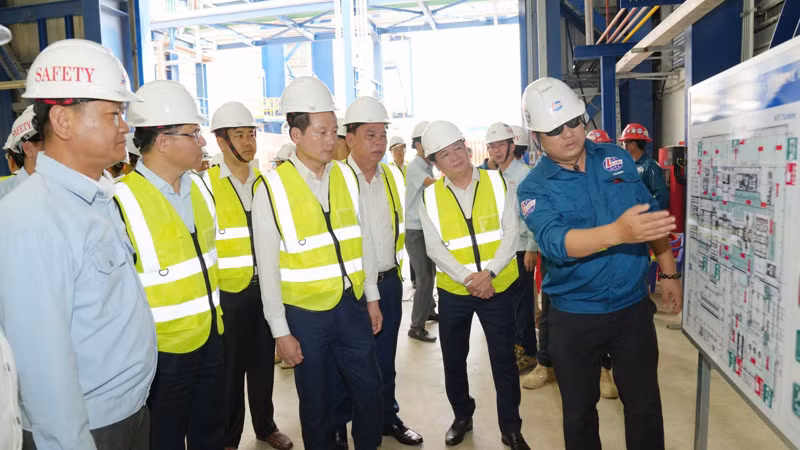 Chủ tịch Hội đồng thành viên Petrovietnam Lê Mạnh Hùng cùng lãnh đạo tỉnh Đồng Nai kiểm tra tiến độ thực hiện dự án Nhà máy điện Nhơn Trạch 3&4