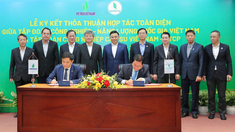 Tổng Giám đốc Petrovietnam Lê Ngọc Sơn và Tổng Giám đốc VRG Lê Thanh Hưng ký kết thỏa thuận hợp tác toàn diện giữa hai tập đoàn.