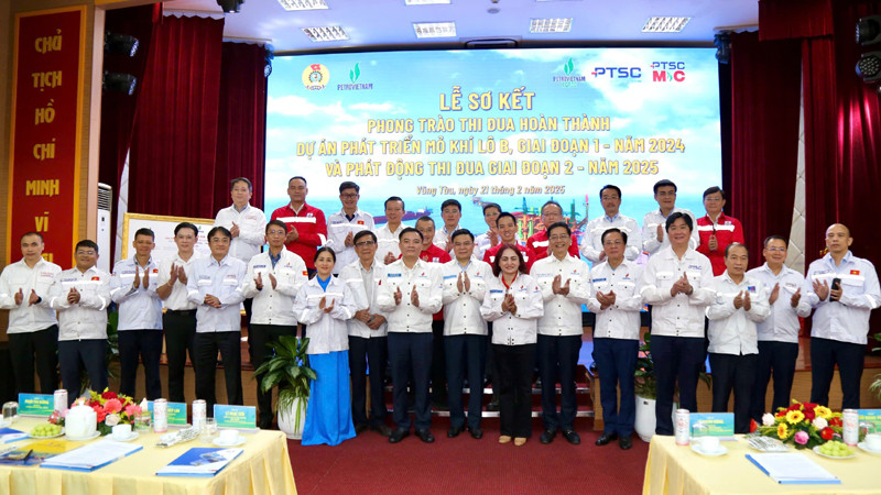 Các đại biểu chụp ảnh lưu niệm.