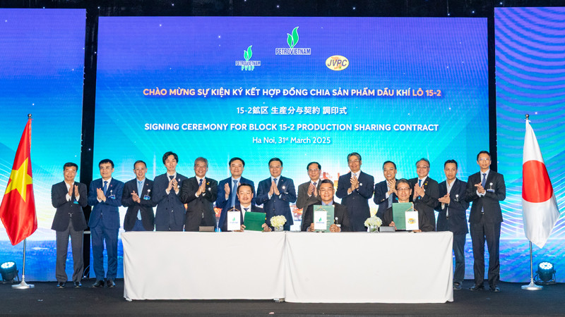 Các đại biểu chứng kiến lễ ký hợp đồng chia sẻ sản phẩm dầu khí Lô 15-2, bể Cửu Long.