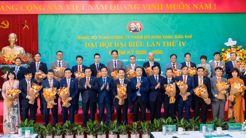 Lãnh đạo Petrovietnam chụp ảnh cùng Ban chấp hành Đảng bộ Tổng công ty Thăm dò khai thác dầu khí nhiệm kỳ 2025-2030.