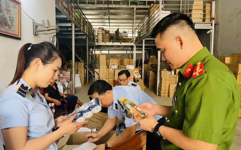 Kiểm tra mỹ phẩm nhập lậu tại phường Đồng Tâm, thành phố Vĩnh Yên.