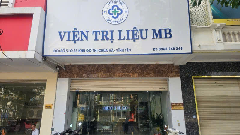 Biển hiệu “Viện trị liệu MB” tại khu đô thị Chùa Hà Tiên, thành phố Vĩnh Yên, chưa được tháo dỡ.
