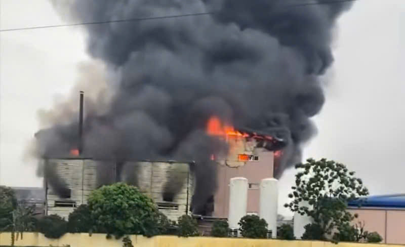 Nhà xưởng 4 tầng đang bốc cháy.