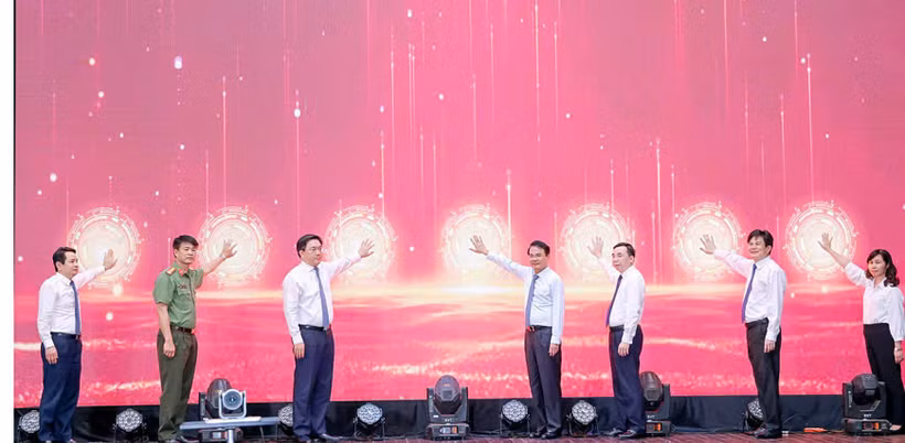 Lãnh đạo tỉnh Vĩnh Phúc thực hiện nghi thức phát động phong trào thi đua.