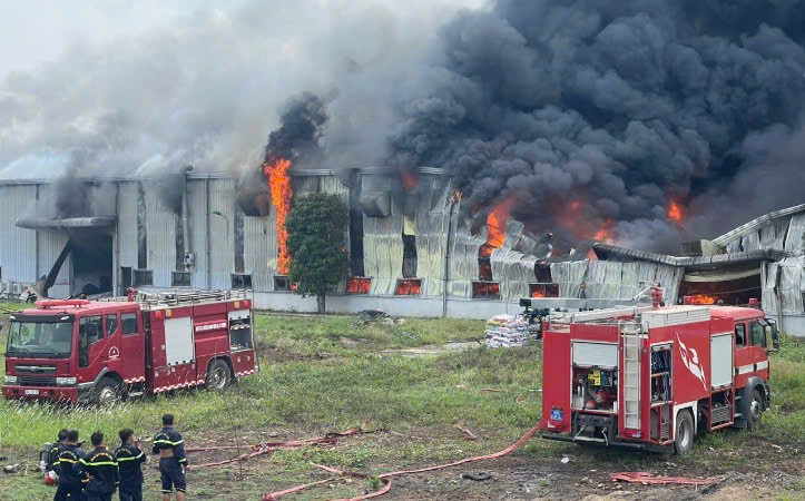 Hầu hết khu nhà xưởng rộng hơn 10.000m² đã bị cháy rụi.