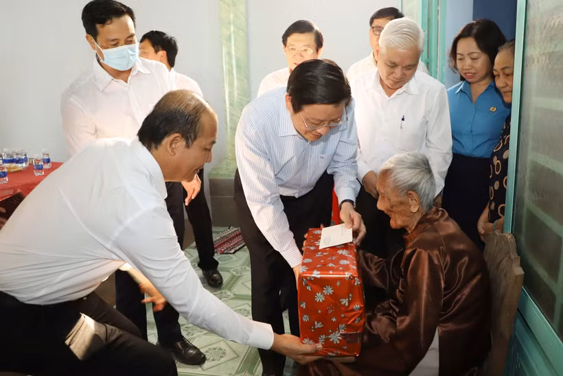 Trưởng Ban Nội chính Trung ương Phan Đình Trạc tặng quà Mẹ Việt Nam Anh hùng Nguyễn Thị Rực.