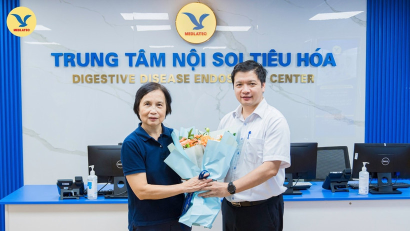 PGS.TS Nguyễn Thị Vân Hồng - Giám đốc Trung tâm Tiêu hóa MEDLATEC (bên trái)