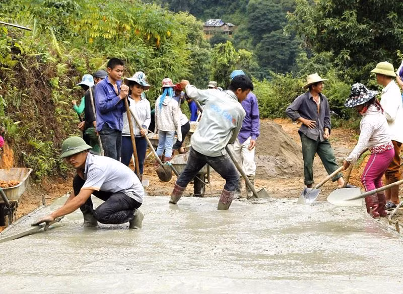 Làm đường liên bản xã Pá Lông, huyện Thuận Châu.
