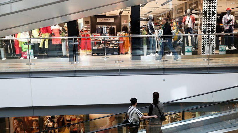 Bên trong một trung tâm thương mại ở Budapest, Hungary, ngày 28/4. (Ảnh: Reuters)