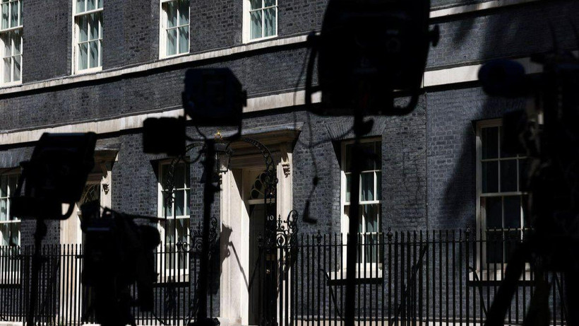 Phía bên ngoài số 10 Phố Downing sau khi Thủ tướng Boris Johnson từ chức. (Ảnh: Reuters)